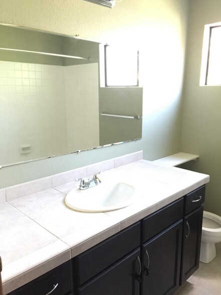 Building Photo - 9032 NE Juanita Dr