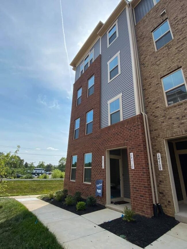 Building Photo - Immaculate & Stunning 3 Bedroom 2.5 Bathroom Brick, End-Unit Condo Style Townhome In Luxurious An...