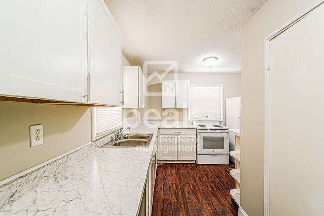 Building Photo - $1200! Beautiful 3 Bed/ 1 Bath home in Birmingham! Apply by 3/26 and save 50% off first month's r...