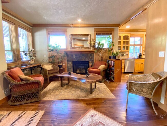 Building Photo - *Coming Soon* Charming Old Bend Rental | 3...
