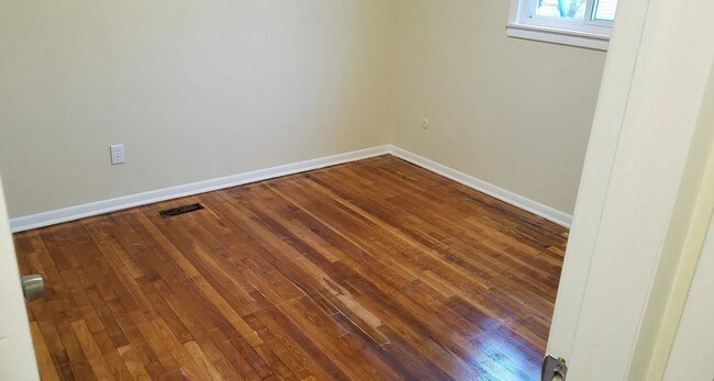 Building Photo - Three Bedroom for Rent!