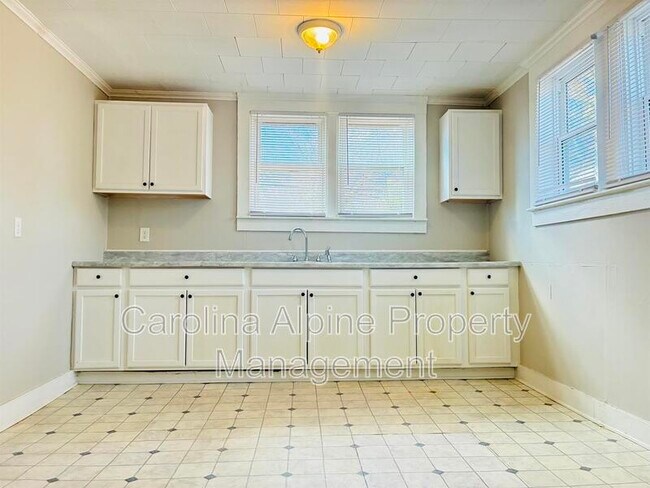 Building Photo - 708 Legrand St