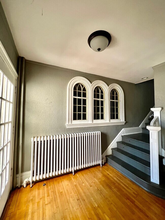 Building Photo - AVAILABLE JUNE - Charming 4 Bed 1.5 Bath Home