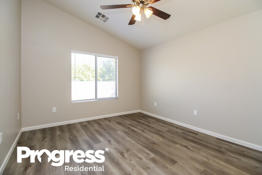 Building Photo - 341 N Fresno St