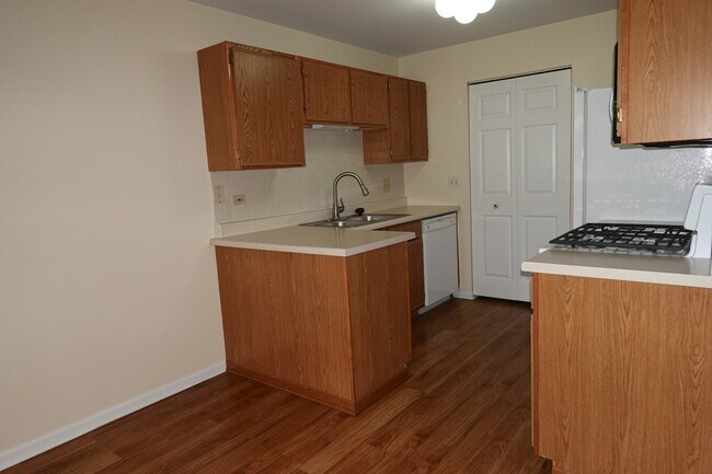 Building Photo - 210 Crestview Dr
