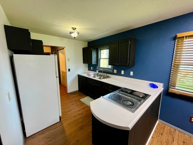 Building Photo - 3 Bed | 2 Bath | House