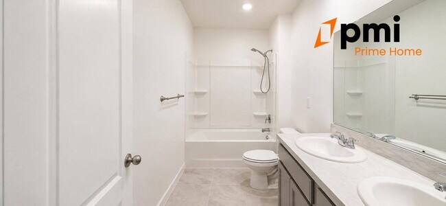Building Photo - Stunning 5-Bedroom single family Home in Tavares | Spacious Layout & Modern Comforts