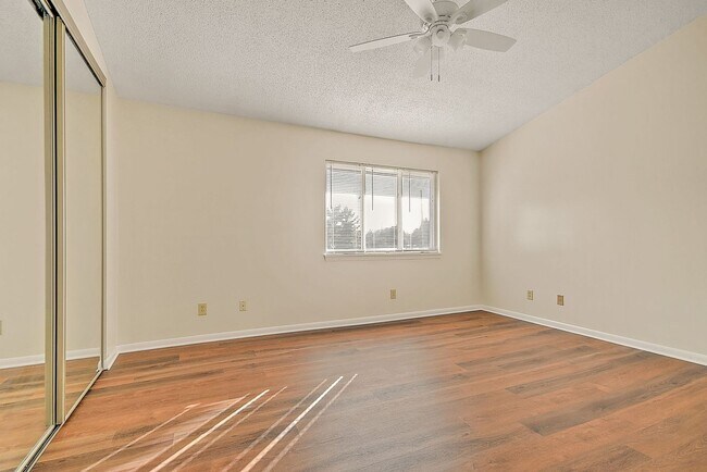 Building Photo - 501 Manor Dr
