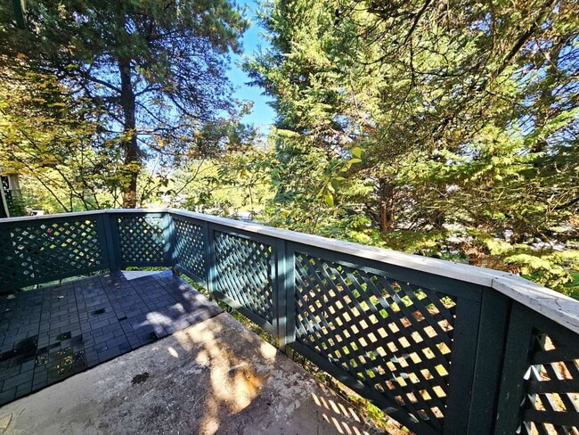 Building Photo - Beautiful 3 Bed 2.5 Bath Townhome in Beaut...