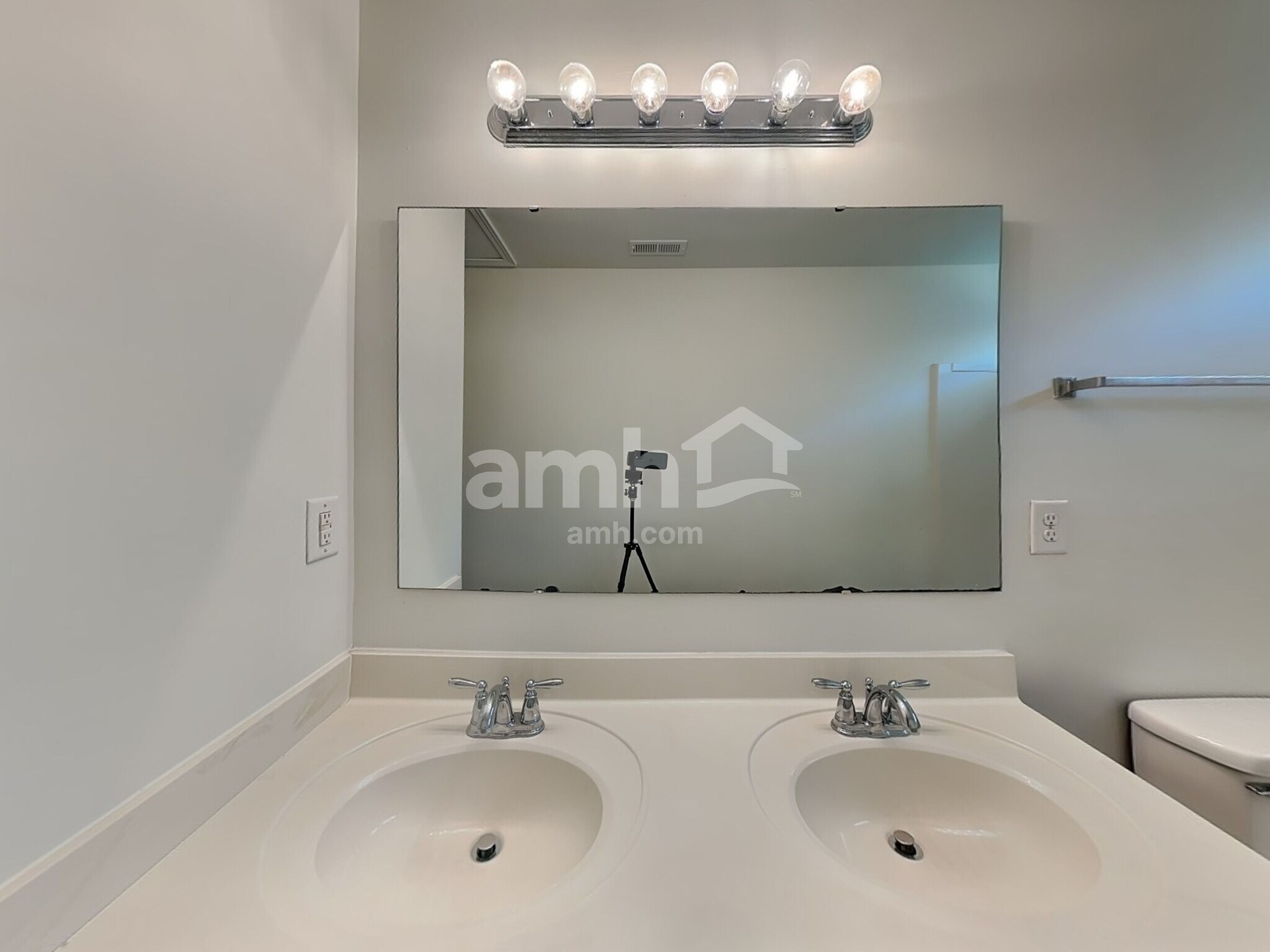 Building Photo - 2004 Centerview Dr