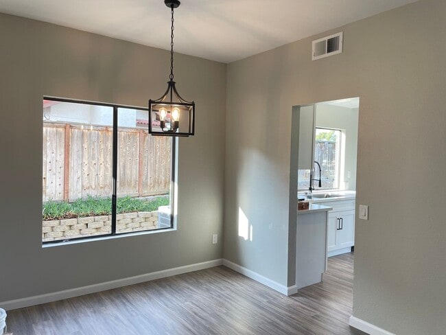 Building Photo - Beautiful Encinitas View Home