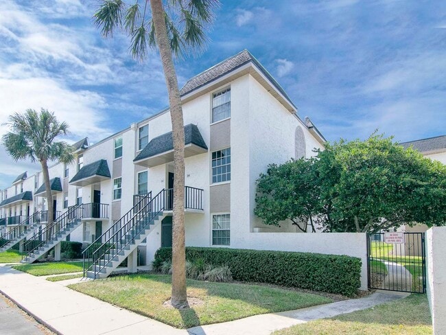 Building Photo - Ground Floor - Corner/End Unit - Upgraded ...