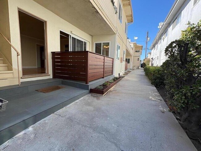 Building Photo - 11719 Mayfield Ave