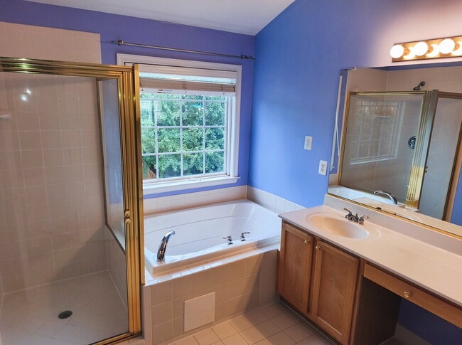 Building Photo - Exceptional End-Unit Townhome with Expansi...