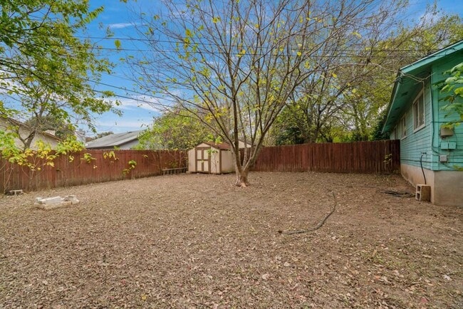 Building Photo - 2101 Matthews Ln