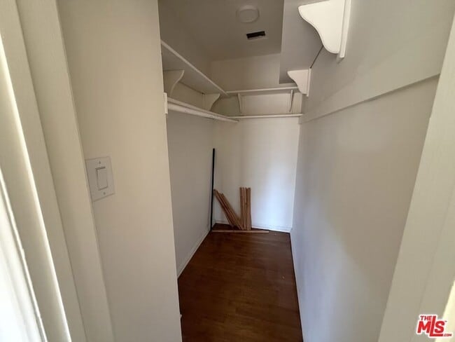 Building Photo - 802 Superba Ave