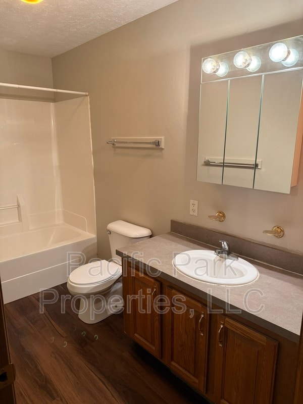 Building Photo - 1010 W 30th St