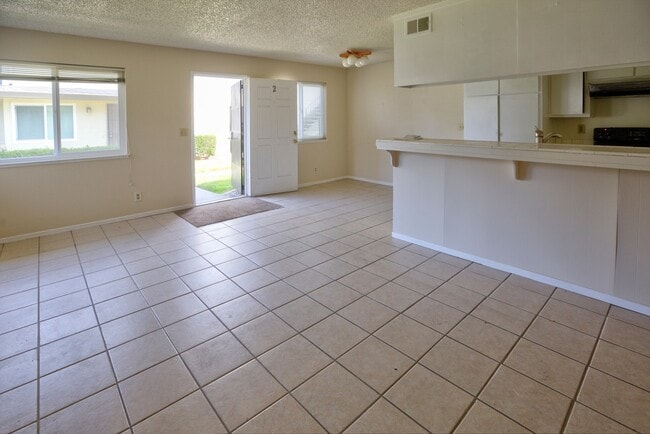 Building Photo - Move in ready