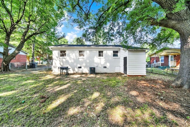 Building Photo - Lovely Three Bedroom Home in Monroe!