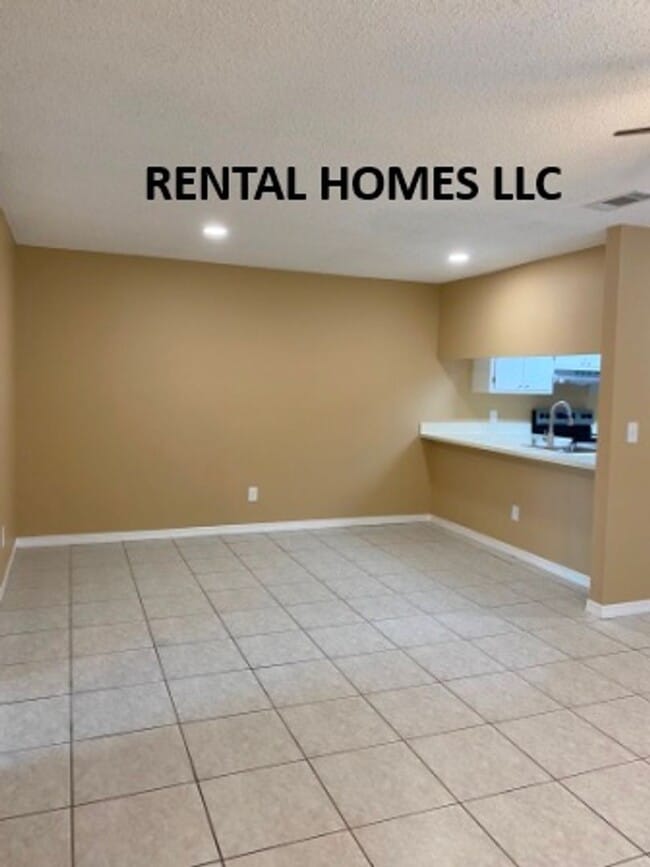 Building Photo - All Tile & new Plank Wood Floors in Bedrooms, Patio Home, Minutes Away From UCF, Technology Park,...