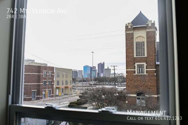 Building Photo - Beautiful Townhome With a Rooftop Deck and...