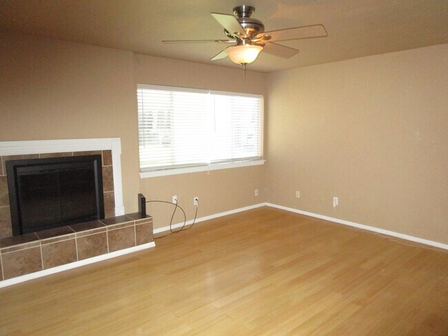 Building Photo - (2) Bed/(2.5) Bath Townhome Avail Now! Poo...