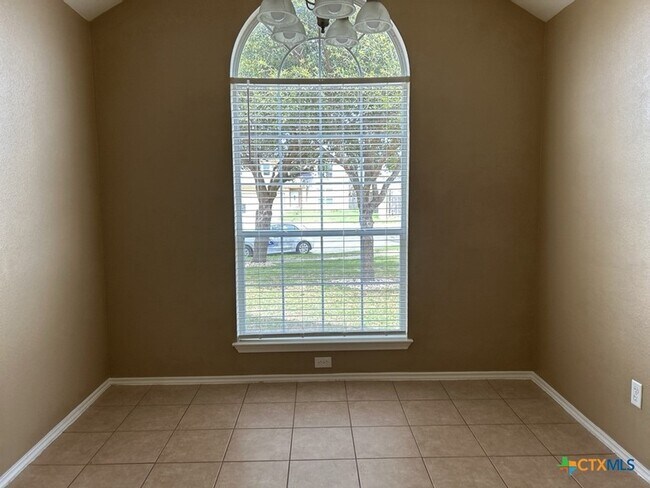 Building Photo - 4402 Golden Gate Dr