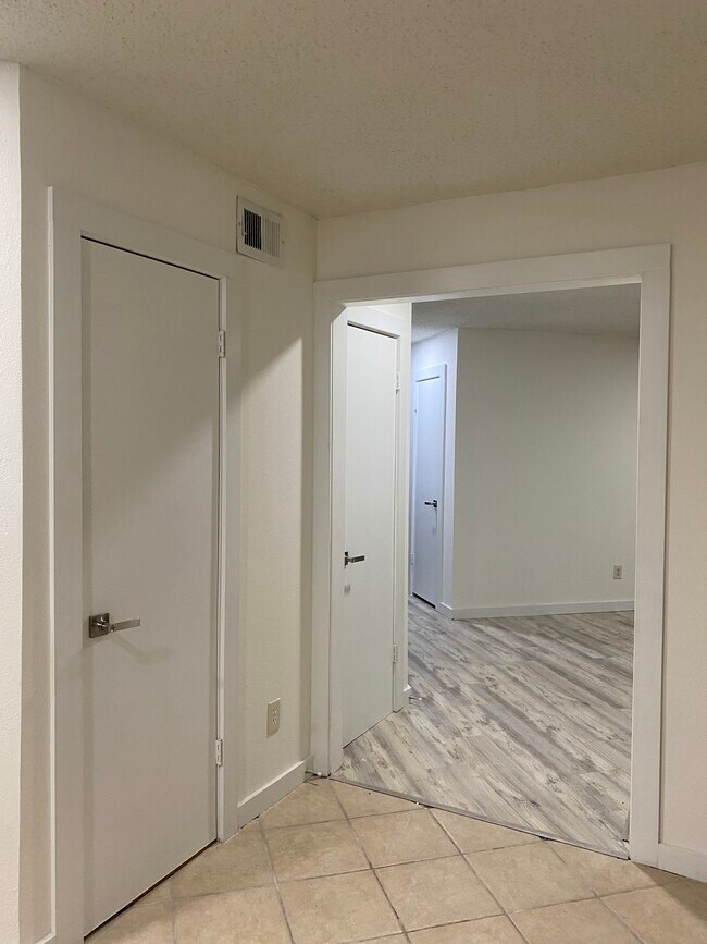 Building Photo - 3865 Suffolk Ln