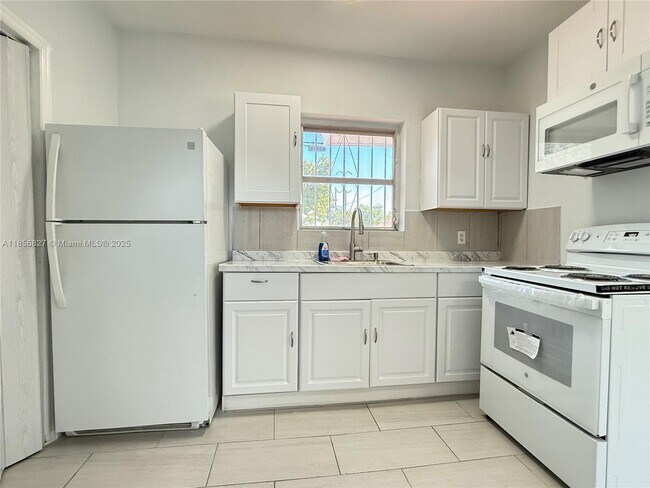 Building Photo - 1060 SW 29th Ave