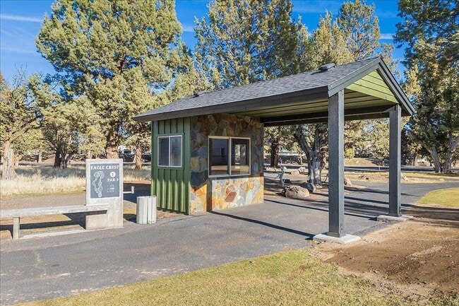 Building Photo - Want to live on a golf course with access to the pool with sports center privileges?