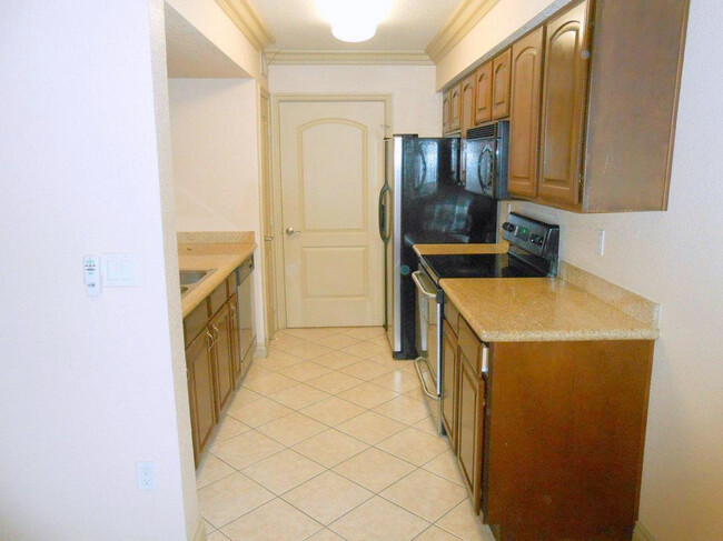 Building Photo - Spacious 1 Bedroom Downstairs Condo in SW ...