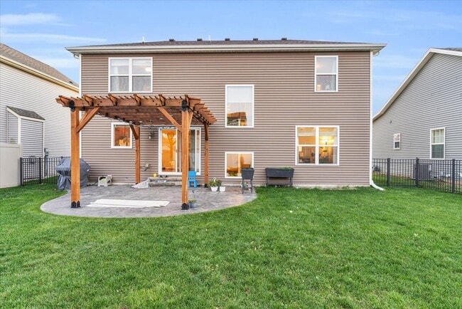 Building Photo - 2 story 4 bedroom 3.5 bath