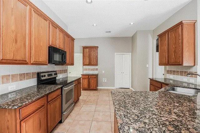 Building Photo - 1027 Fair Oaks Dr