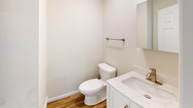Building Photo - 6 BEDROOMS + 3.5 FULL BATHROOMS Single Fam...