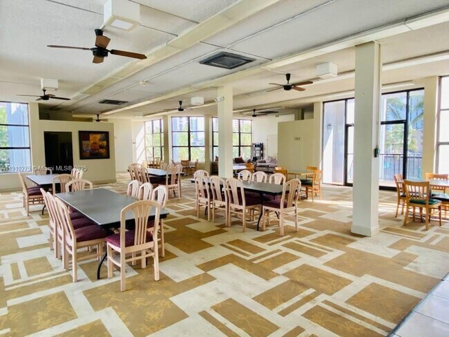 Building Photo - 800 Parkview Dr