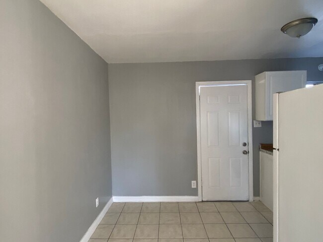 Building Photo - Hard to Find 1 BD 1 BA House with a 2 car garage and it's own yard.