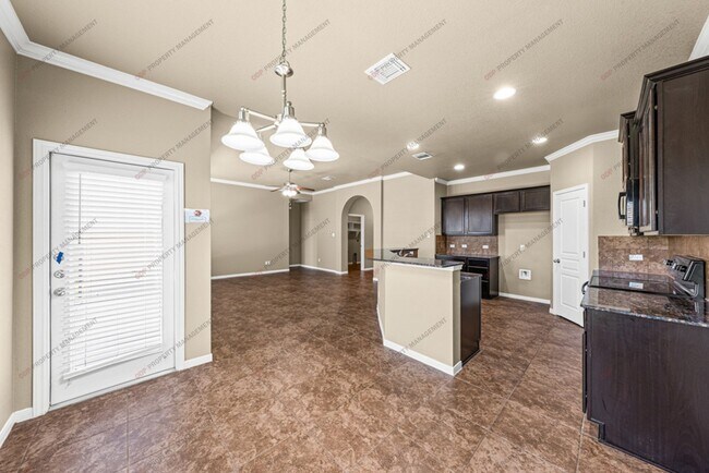 Building Photo - 5607 Blackstone Dr