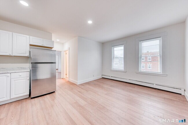 Building Photo - 152 Oak St