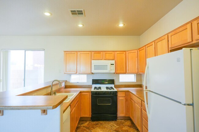 Building Photo - 3 Bed / 2.5 Bath Townhome with Loft, 2 Car Garage & Spacious Backyard – Southern Highlands