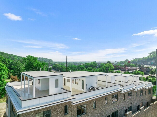 Building Photo - Beautiful 2BR/2BA top-floor end unit!