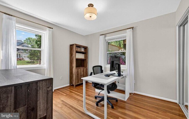 Building Photo - 1109 Hillcrest Dr SW