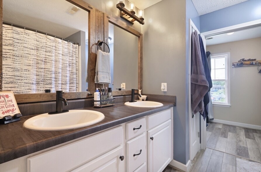 Building Photo - 642 Ken Pilkerton Dr