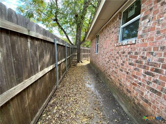 Building Photo - 911 N Penelope St