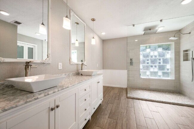 Building Photo - "Beautifully updated 3-Bed 2-Bath home Wit...