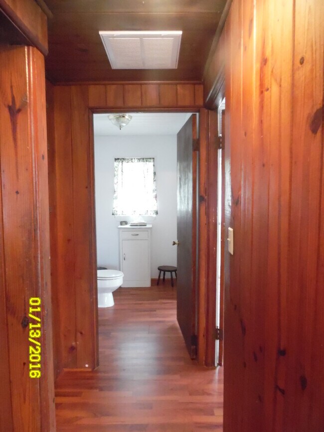 Building Photo - Lovely 2/1 home with beautiful natural woo...