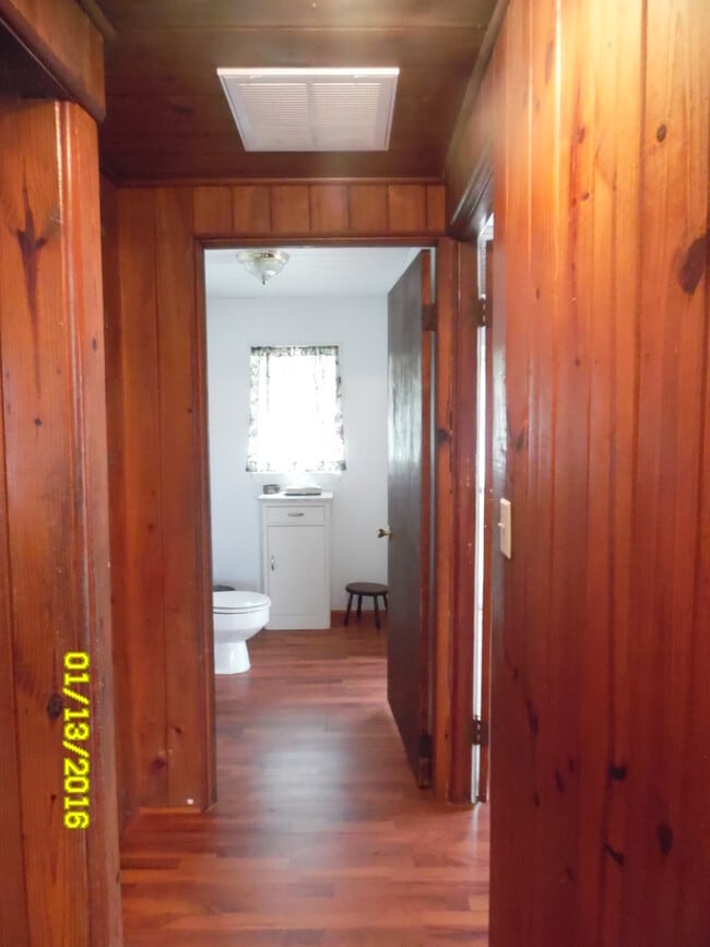 Building Photo - Lovely 2/1 home with beautiful natural wood interior