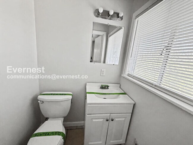 Building Photo - 3 Bed/1 Bath Home with Carport / Pet-Friendly / Available Now!