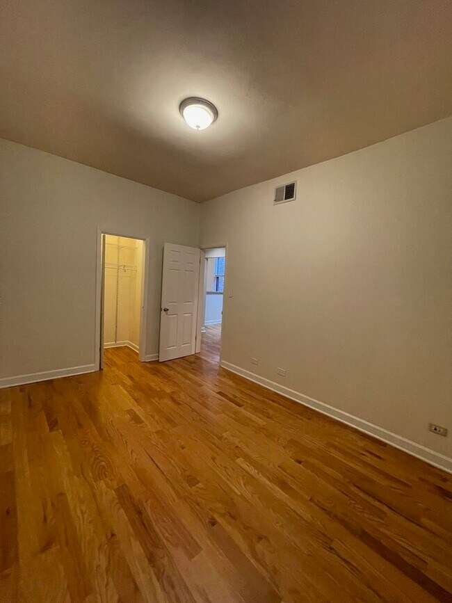 Building Photo - 908 N Damen Ave
