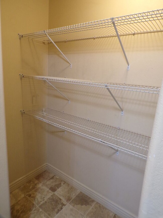 Building Photo - Great 3 Bed 2 Bath Sandy Condo!!