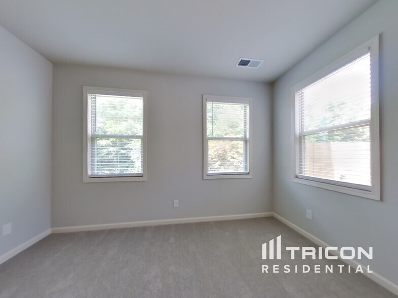 Building Photo - 3013 Alan Dr